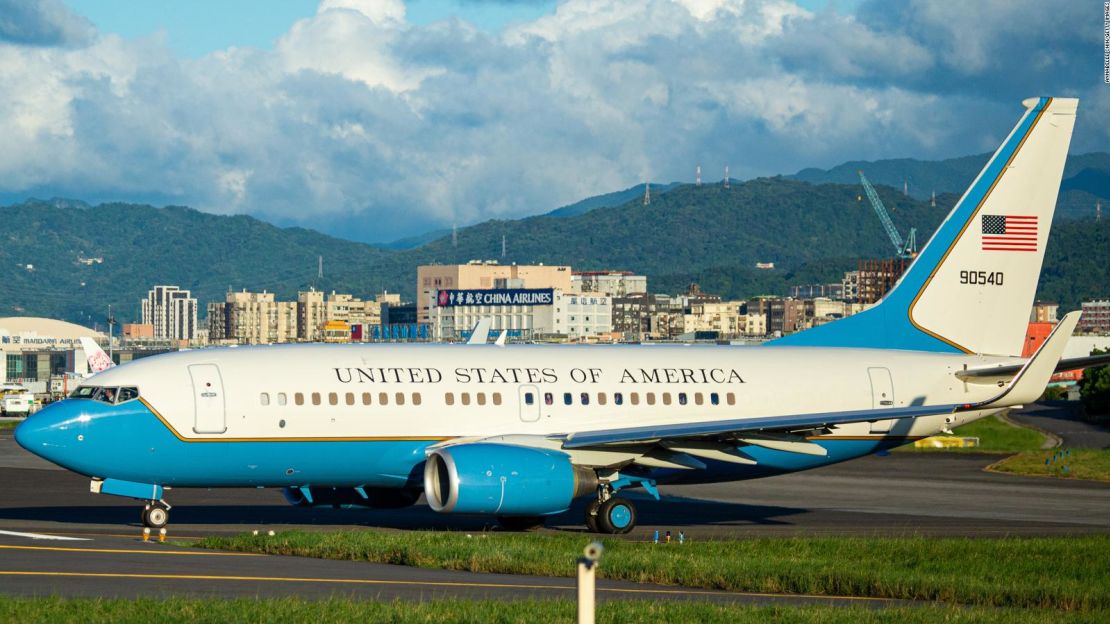 Un Boeing C-40C que transportaba a la presidenta de la Cámara de Representantes de EE.UU., Nancy Pelosi, despega de Taipei el 3 de agosto de 2022, un día después de que el vuelo SPAR19 se convirtiera en el más seguido por los usuarios en la historia de Flightradar24.