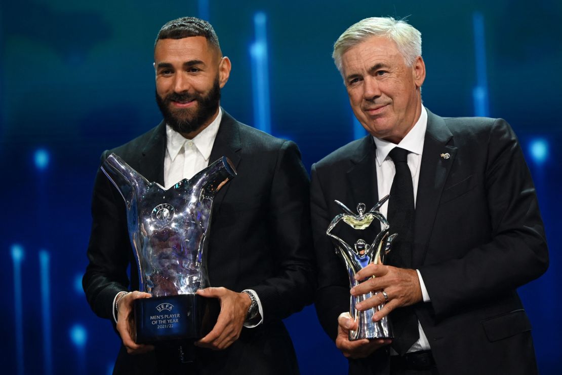 El delantero francés del Real Madrid Karim Benzema posa con su "Premio al Jugador Masculino del Año 2021/2022 de la UEFA" junto al entrenador italiano del Real Madrid Carlo Ancelotti con su "Premio al Entrenador del Año", en Estambul el 25 de agosto de 2022, tras el sorteo de la fase de grupos de la Champions League 2022/2023.