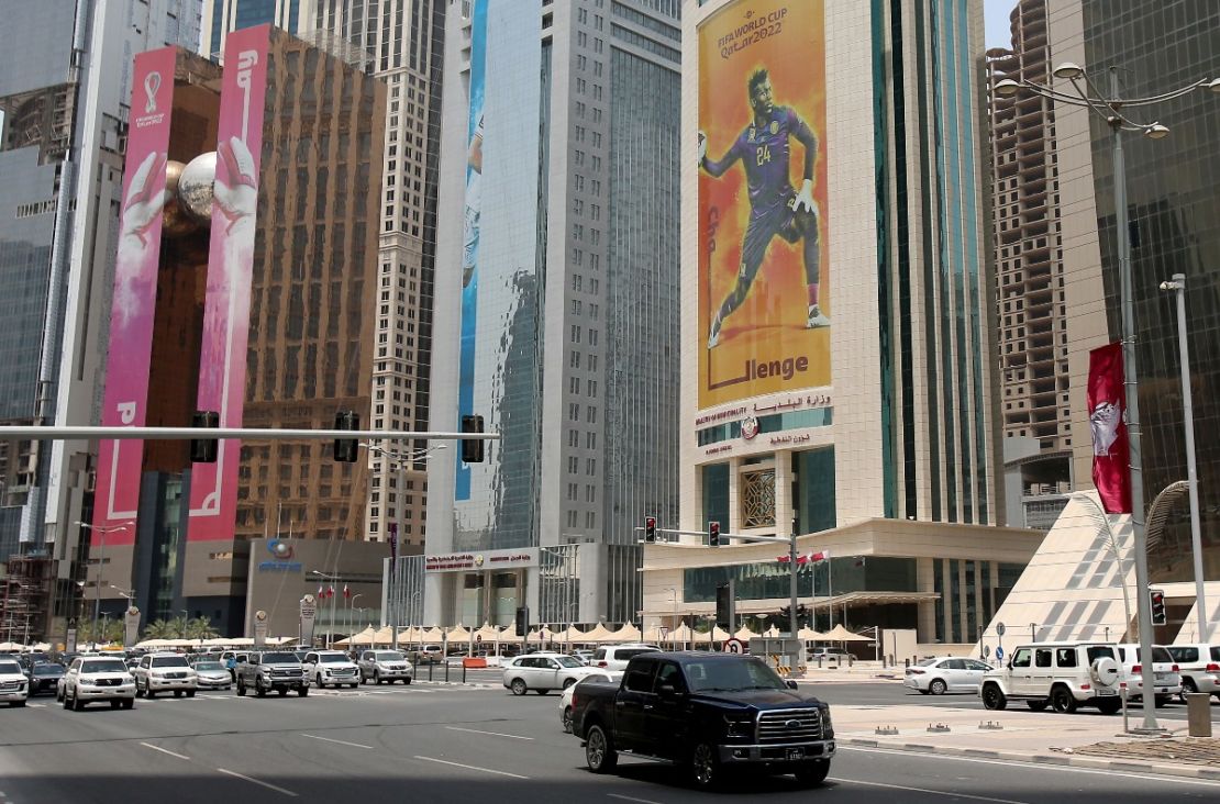 Un póster del portero camerunés Andre Onana adorna un edificio en la capital de Qatar, Doha, el 16 de agosto de 2022, en la previa de la Copa Mundial de Fútbol.