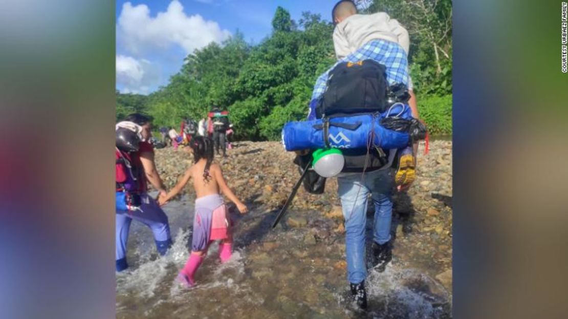 La familia Urbáez se abre paso a través de la Brecha del Darién.