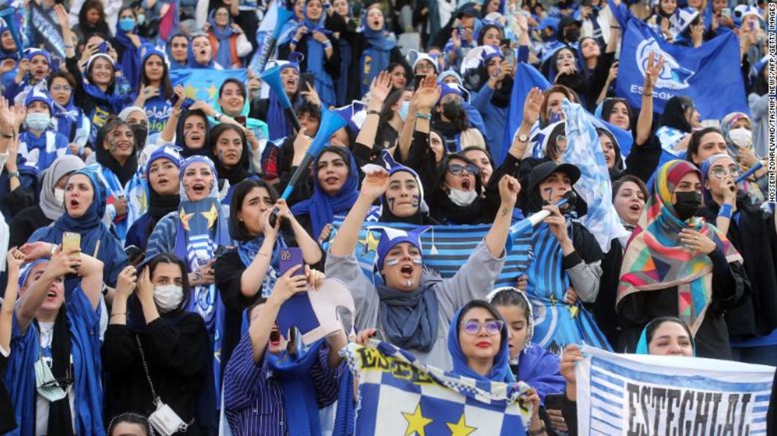 Quinientas mujeres tuvieron acceso al partido, donde fueron separadas de los hombres e ingresaron al estadio por una entrada separada.