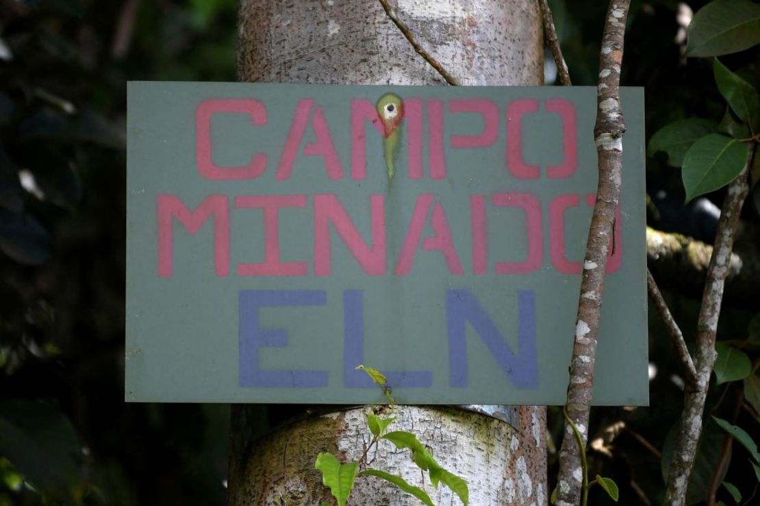 Imagen de un cartel del grupo guerrillero Ejército de Liberación Nacional (ELN) alertando de un campo minado en el Catatumbo, departamento de Norte de Santander, Colombia, tomada el 20 de agosto de 2022.