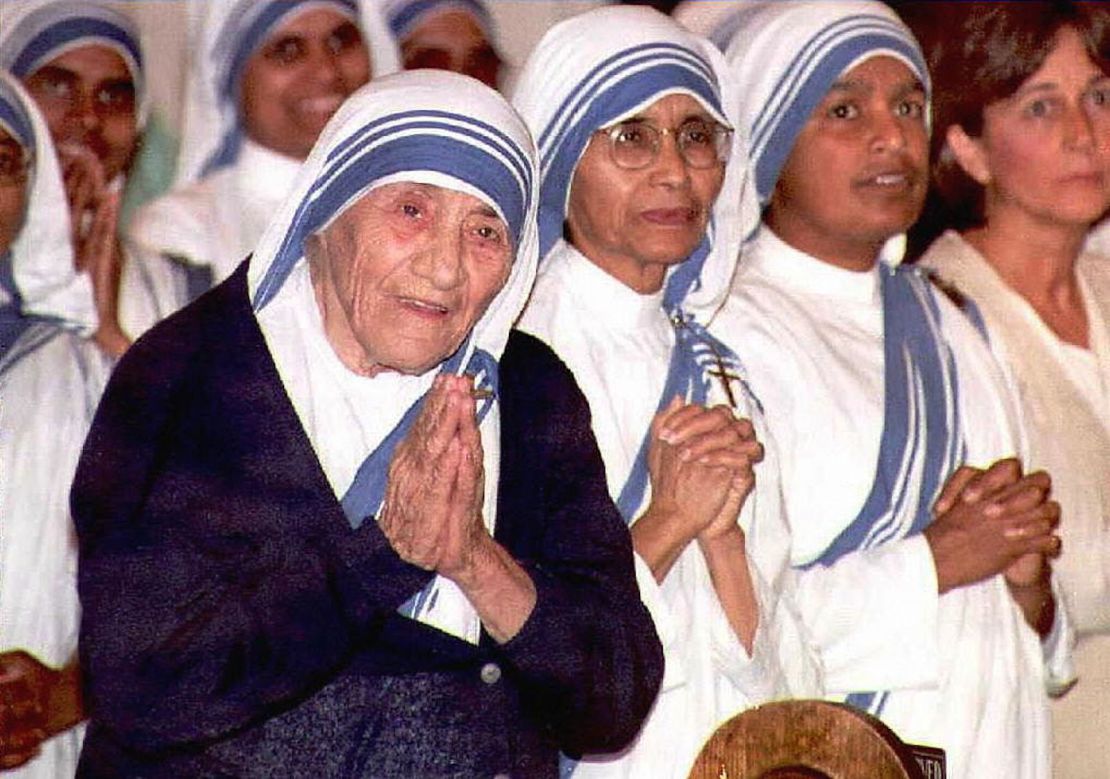 Esta foto tomada el 12 de junio de 1996 muestra a la Madre Teresa (a la izquierda) sonriendo durante la misa en la Iglesia católica del Sagrado Corazón en Atlanta, Georgia. La Madre Teresa murió el 6 de septiembre de un paro cardíaco a los 87 años.