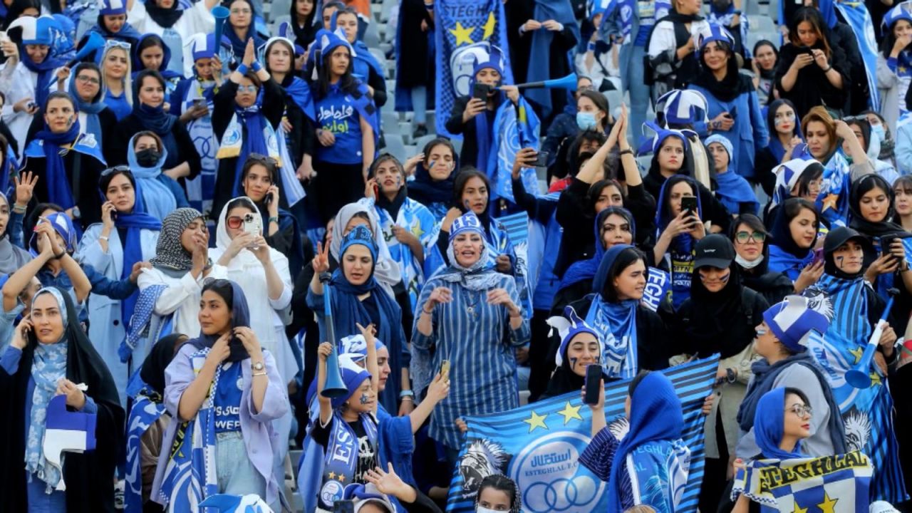 CNNE 1258612 - mujeres iranies asisten a un partido de futbol nacional