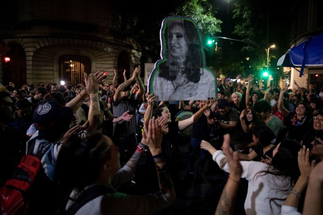 Simpatizantes de la vicepresidenta argentina Cristina Fernández de Kirchner cantan frente a su casa en Buenos Aires el 25 de agosto de 2022.