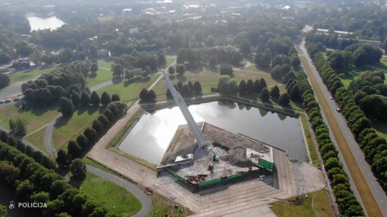 CNNE 1258646 - letonia derrumba obelisco de 80 metros que honraba al ejercito sovietico