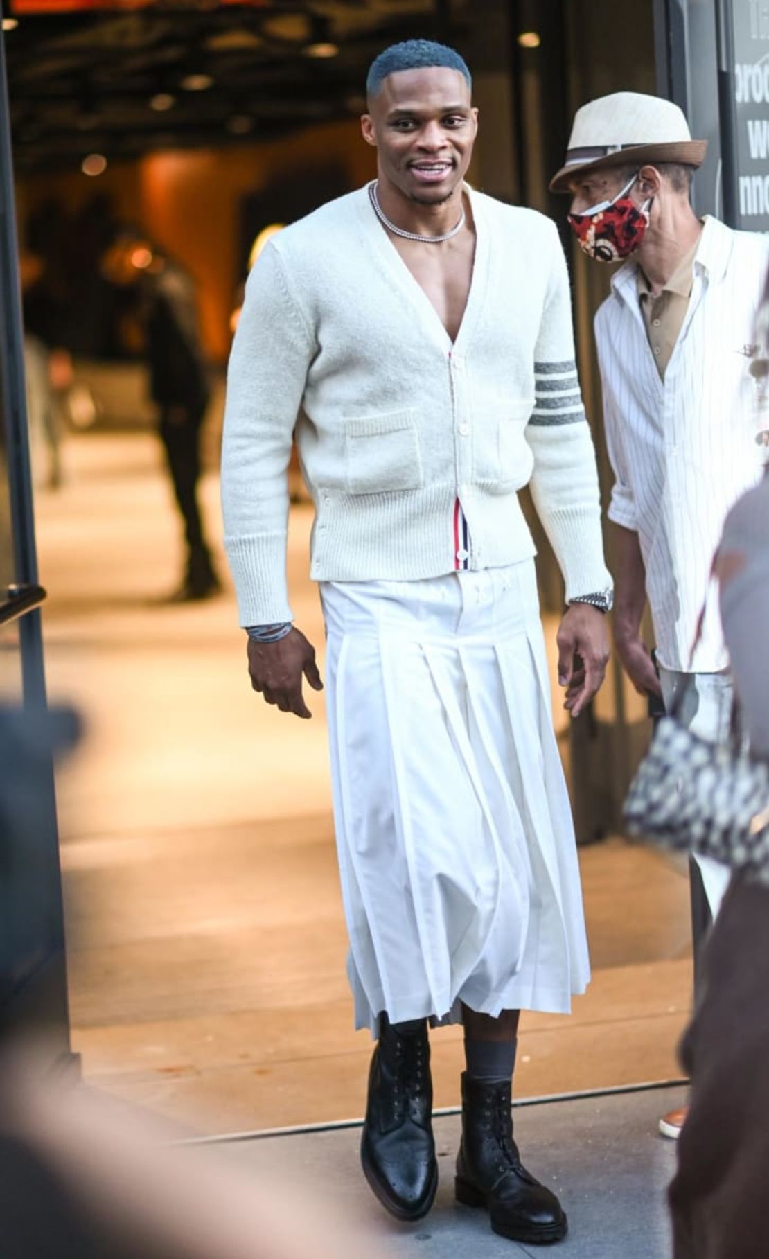 El jugador de baloncesto Russell Westbrook luciendo una falda a la entrada del desfile de Thom Browne en la edición primavera-verano 2022 de la Semana de la Moda de Nueva York. Crédito: Daniel Zuchnik/Getty Images