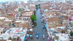 CNNE 1258730 - imagenes de drone muestran una ciudad de pakistan cubierta de agua