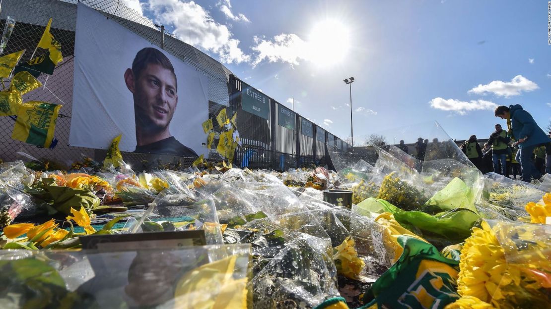 Los seguidores del FC Nantes se reúnen frente a un retrato del fallecido delantero argentino Emiliano Sala en el estadio de La Beaujoire el 10 de febrero de 2019.