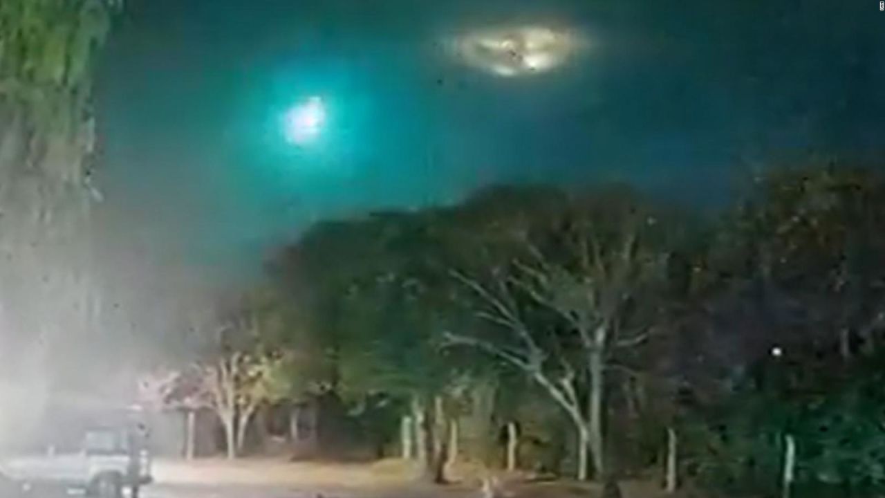 CNNE 1258824 - espectacular bolido verde ilumino el cielo en varias ciudades argentinas