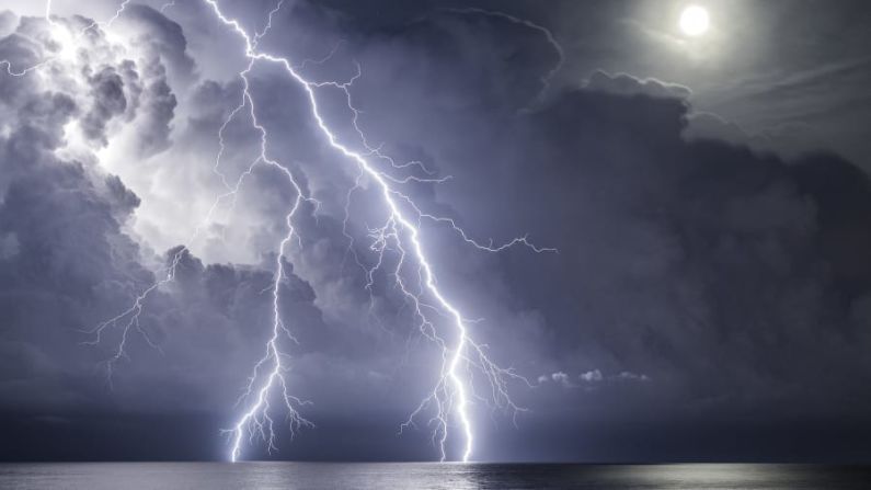 En una noche de luna llena, en medio de una tormenta que se alejaba y un último relámpago, el fotógrafo Enric Navarrete Bachs consiguió lo que él califica como "relámpago de ensueño".