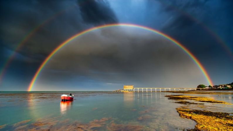 Después de perseguir tormentas y chubascos en la isla de Wight del Reino Unido para capturar algunos increíbles arcoíris, Jamie Russell llegó a Bembridge cuando el último chubasco se marchaba.