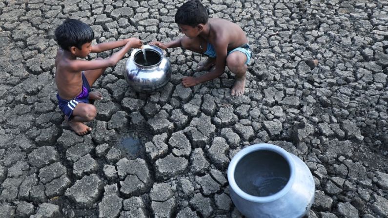 Los periodos de calor extremo en la India pueden hacer que los ríos y estanques se sequen por completo, dejando a los seres humanos y a los animales en una batalla para conseguir agua. Barun Rajgaria, que tomó esta foto, explica que durante "la sequía, las mujeres y los niños del pueblo (en Purulia, Bengala Occidental) tienen que hacer pozos profundos en el río seco, en los que el agua congelada sacia la sed de los habitantes del lugar".