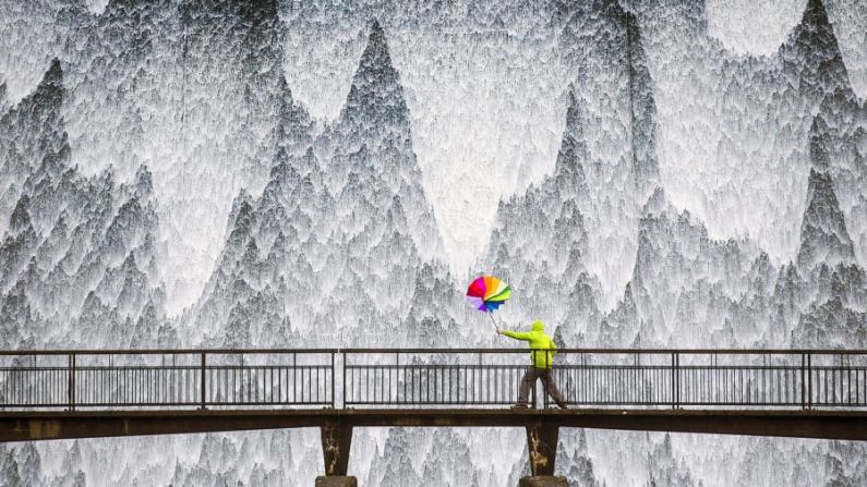 Días de lluvias fuertes en el Reino Unido hicieron que el agua cayera en cascada por el muro de la presa de Wet Sleddale, cerca del pueblo de Shap, en Cumbria. Andrew McCaren capturó esta foto porque quería ilustrar la intensa lluvia y los fuertes vientos que trajo al Reino Unido la tormenta Dennis en febrero de 2020.