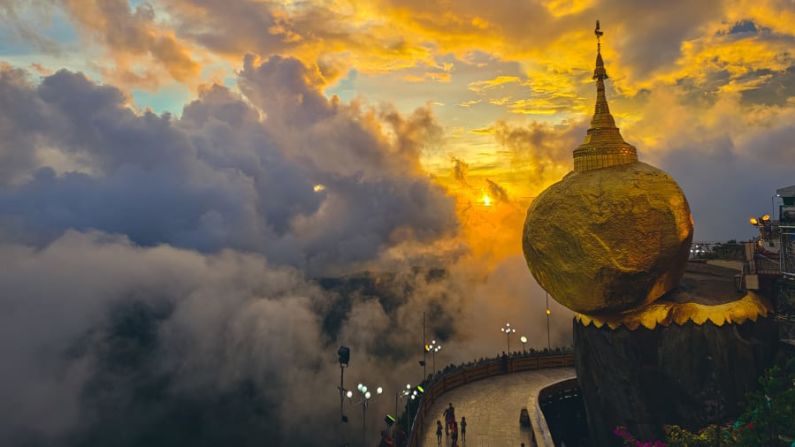 Tras una tarde nublada y lluviosa, el sol apareció entre las nubes y la niebla justo a tiempo para que Aung Chan Thar capturara esta hermosa foto del atardecer en Myanmar.