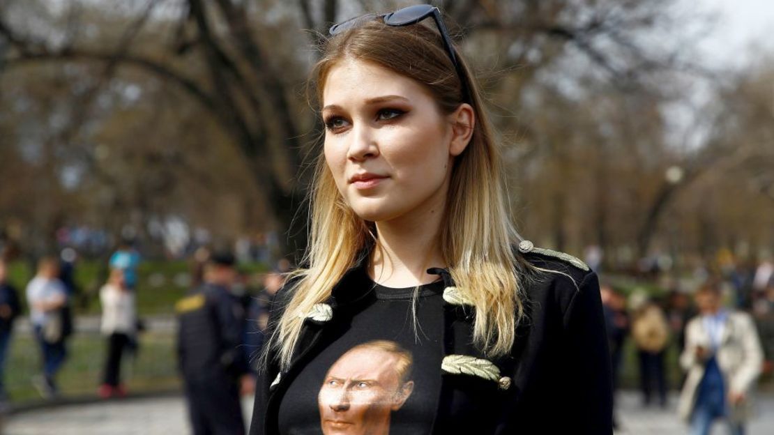 La activista política pro-Kremlin Maria Katasonova, con una camiseta con un retrato del presidente Vladimir Putin, defiende al presidente en una protesta contra Putin en 2017 en Moscú.