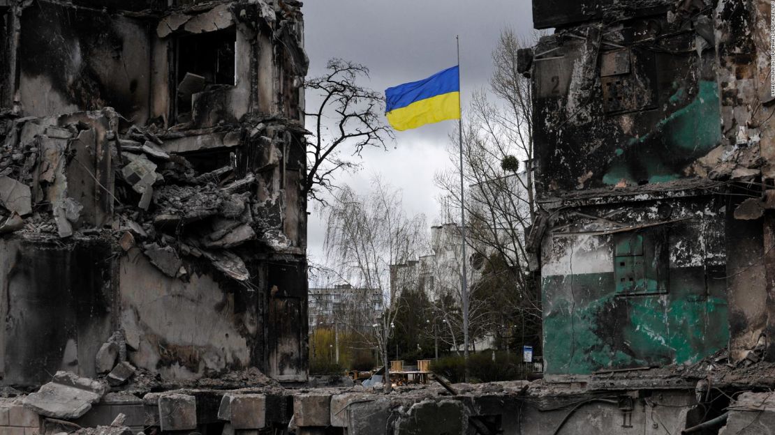 Una bandera ucraniana ondea en una zona residencial dañada en la ciudad de Borodianka, al noroeste de la capital ucraniana, Kyiv.