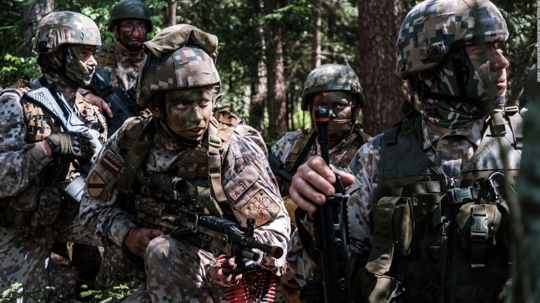 Los soldados letones de Zemessardze, o Guardia Nacional, se preparan para atacar durante un ejercicio de tácticas de unidades pequeñas en junio de 2020 durante la implementación del Concepto Operativo de Resistencia con aliados y socios de la OTAN cerca de Iecava, Letonia.