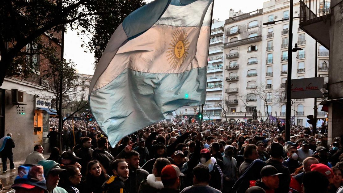 Cientos de simpatizantes de la vicepresidenta argentina Cristina Fernández realizan una manifestación cerca de su casa, en Buenos Aires, el 27 de agosto de 2022. Crédito: LUIS ROBAYO/AFP vía Getty Images