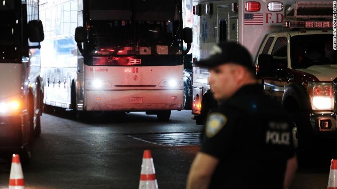 Un autobús que transportaba migrantes que cruzaron la frontera de México a Texas llega a la estación de la Autoridad Portuaria el jueves.