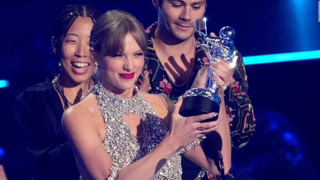 Taylor Swift acepta el premio al mejor video de larga duración por "All Too Well" en los MTV Video Music Awards.