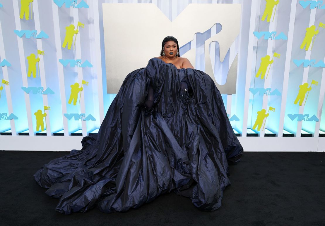 Lizzo llegó temprano a la alfombra roja y subió el listón, saliendo con una nueva creación de alta costura de Jean Paul Gaultier. Crédito: Dia Dipasupil/Getty Images