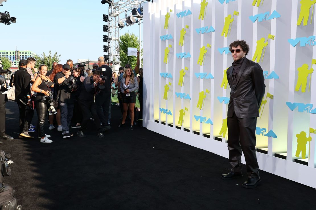 Jack Harlow, nominado y presentador, se saltó el traje negro estándar y eligió un conjunto de cuero chocolate, completo con una camisa inusual de cuello alto en un tono similar. Crédito: Dia Dipasupil/Getty Images