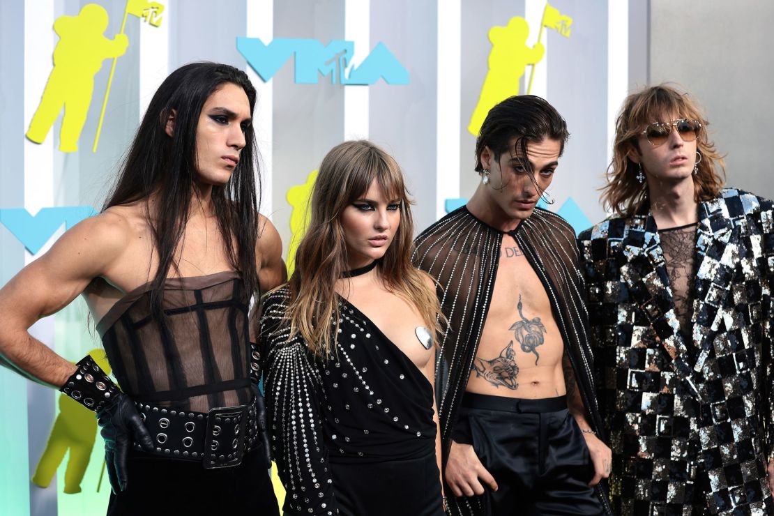 Ethan Torchio, Victoria De Angelis, Damiano David y Thomas Raggi de Maneskin trajeron su estilo de género fluido a la alfombra negra, con cubiertas para pezones en forma de corazón, capas brillantes que dejaban al descubierto el torso y corsés transparentes. Crédito: Dimitrios Kambouris/Getty Images