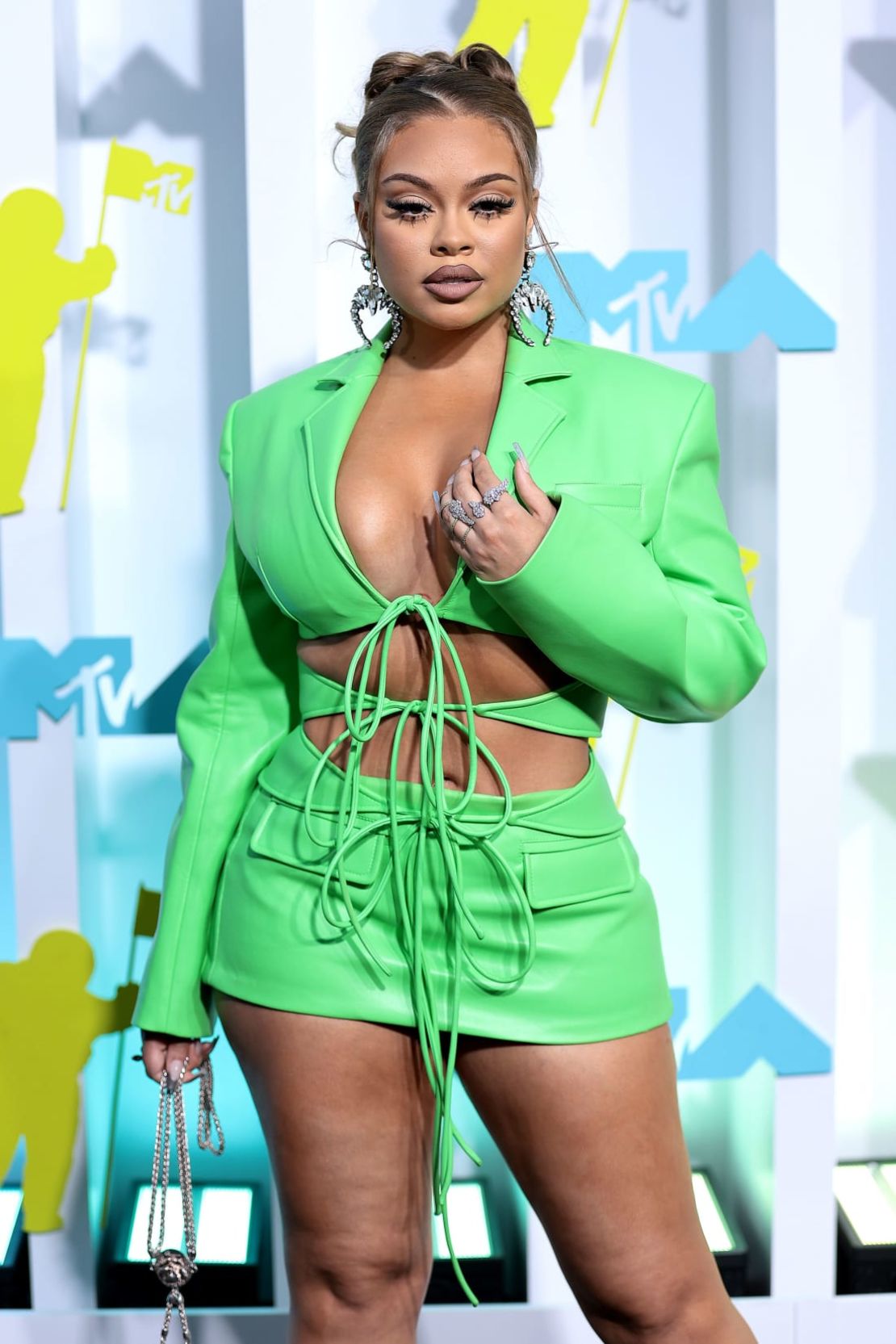 Los verdes brillantes fueron populares en la alfombra de los VMA, con la rapera Latto usando un mini vestido de cordón en un tono neón. Crédito: Dimitrios Kambouris/Getty Images