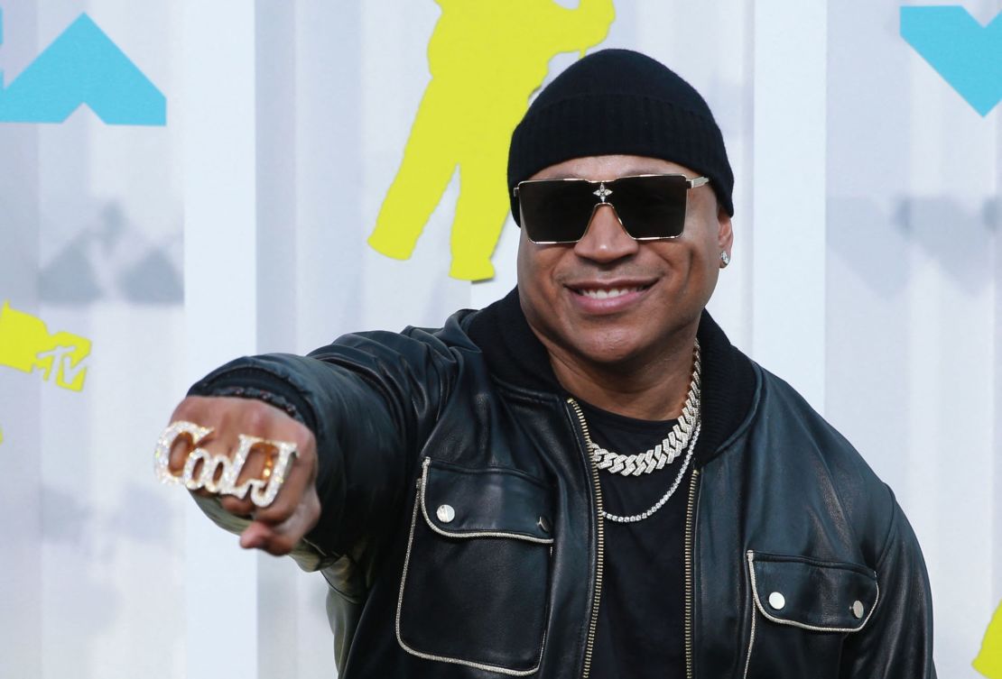 El presentador LL Cool J optó por un estilo probado y auténtico, optando por un conjunto completamente negro, gorro, anteojos de sol y nudillos personalizados que decían 'Cool J'. Crédito: Andres Kudacki/AFP/Getty Images