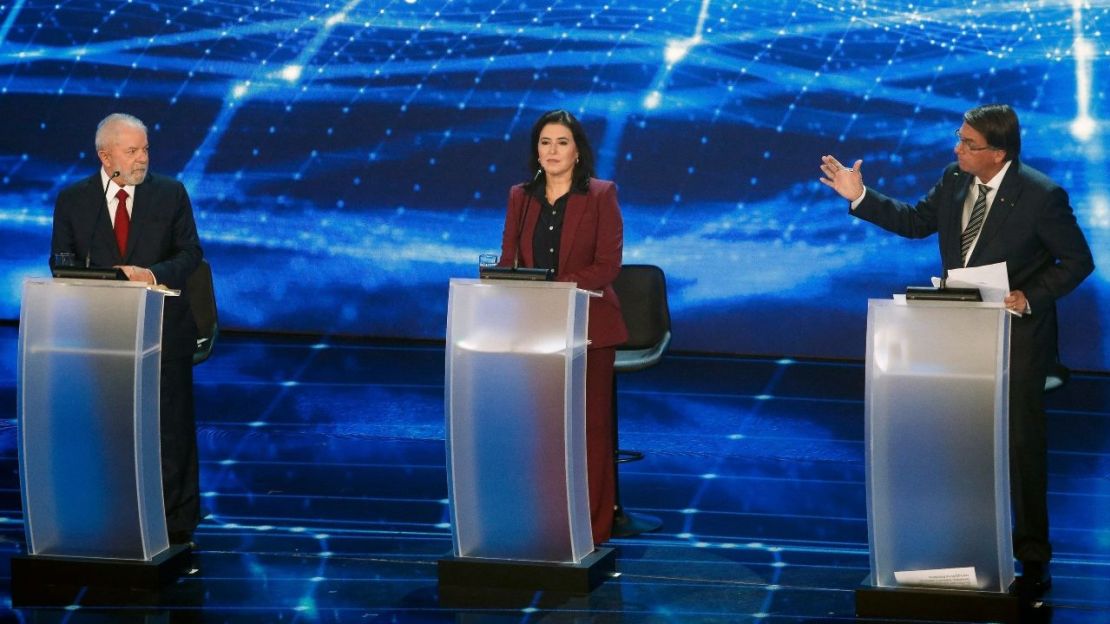 Tres de los candidatos presidenciales de Brasil (de izquierda a derecha) Luiz Inácio Lula da Silva (PT), Simone Tebet (MDB), Jair Bolsonaro (PL) participan en el debate presidencial antes de las elecciones generales del 2 de octubre en la cadena de televisión Bandeirantes en Sao Paulo, Brasil, el 28 de agosto de 2022.