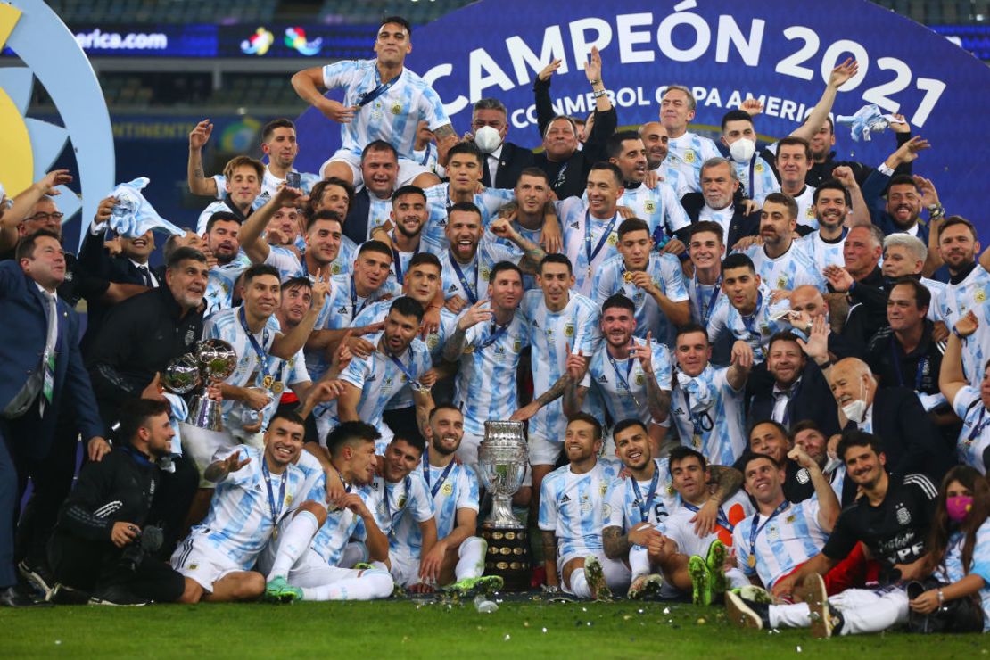 Lionel Messi y Ángel Di María junto a sus compañeros de equipo posan con el trofeo tras ganar la final de la Copa América Brasil 2021 entre Brasil y Argentina en el Estadio Maracaná el 10 de julio de 2021 en Río de Janeiro.