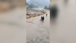 CNNE 1259545 - un puente queda sumergido por las inundaciones en pakistan