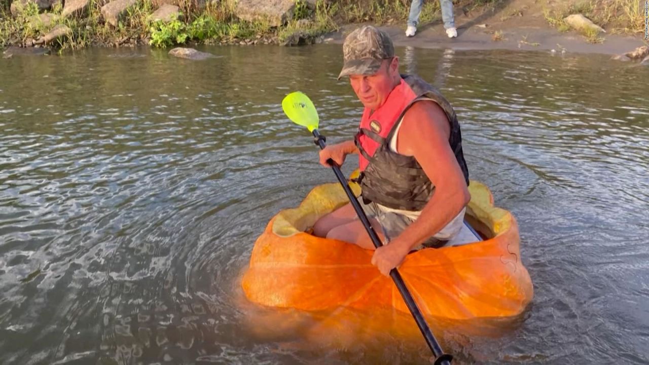 CNNE 1259676 - un hombre logro la distancia mas larga remando sobre una calabaza