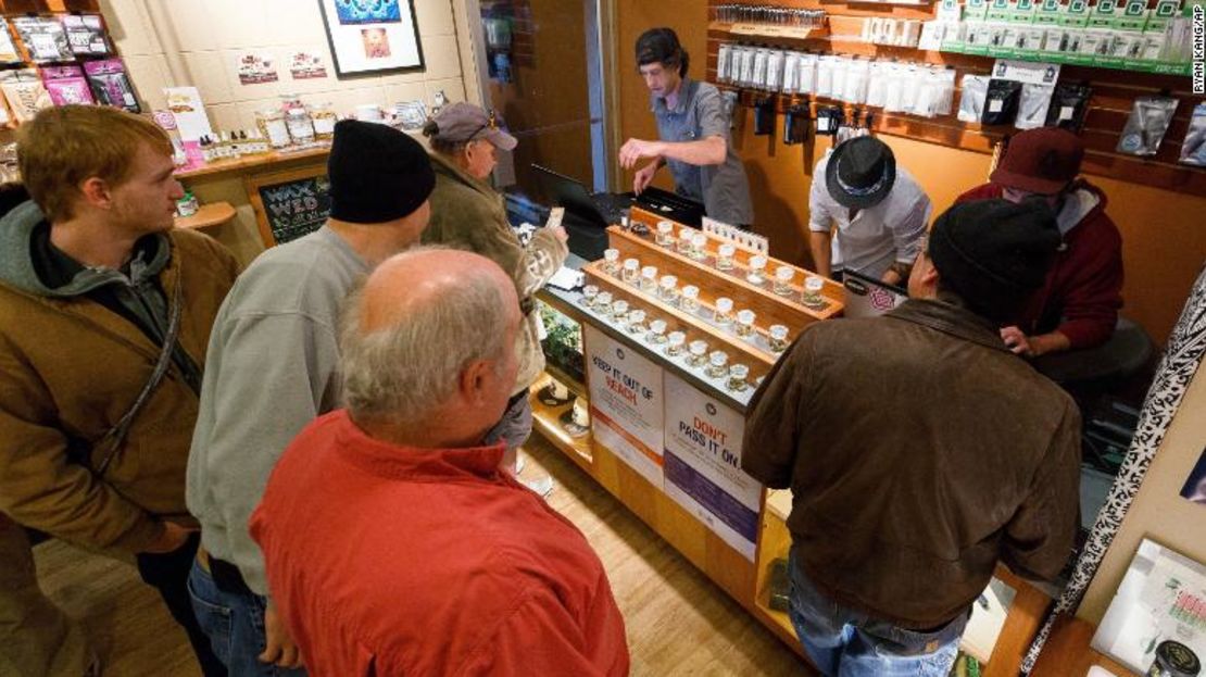 Empleados ayudan a los clientes a comprar marihuana recreativa en un dispensario de marihuana de Eugene, Oregon, en 2015.