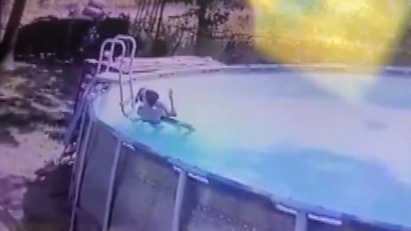 Mira el momento en que un niño de 10 años salva a su madre de morir ahogada