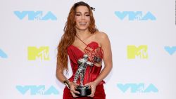 CNNE 1259770 - anitta recibe con emocion su primer premio en los mtv video music awards