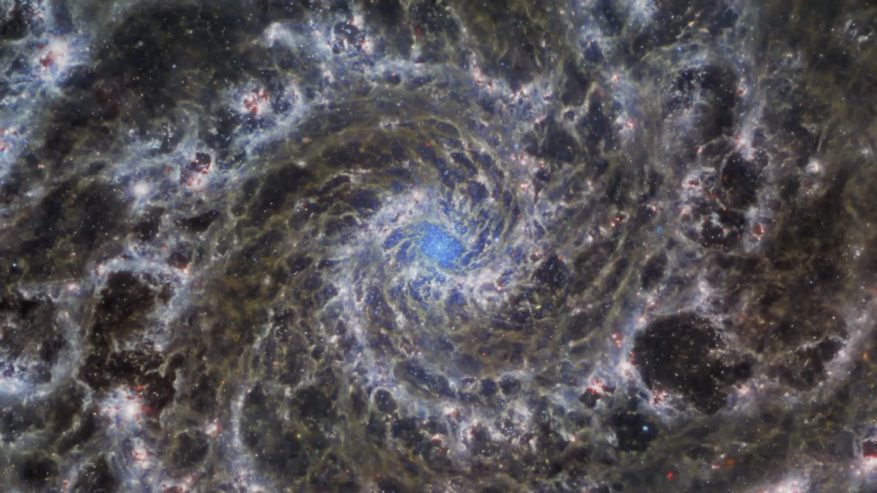 CNNE 1259786 - webb logra increibles fotos del corazon de la galaxia fantasma