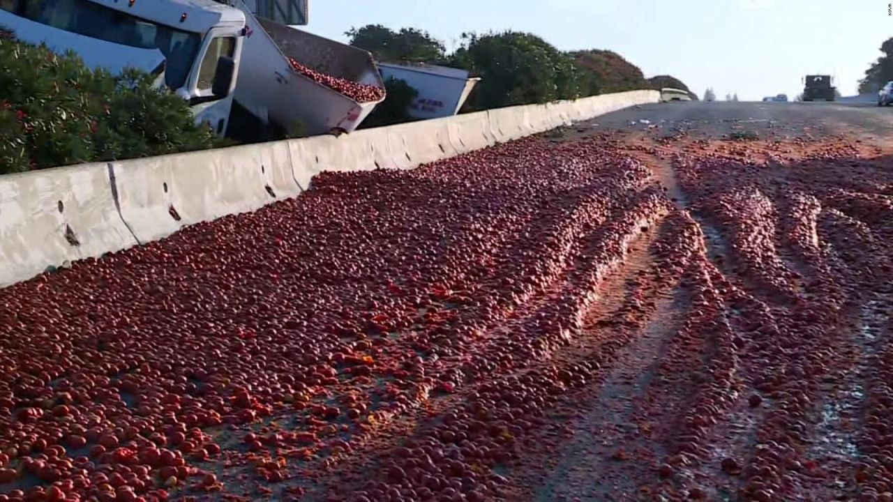 CNNE 1259895 - ruedan tomates en una carretera de california