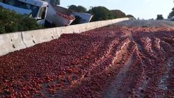 CNNE 1259895 - ruedan tomates en una carretera de california