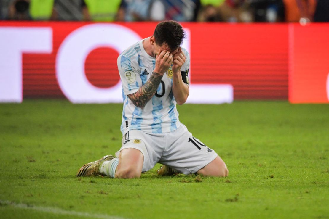 Lionel Messi se arrodilla emocionado luego de ganar el partido final del torneo de la Copa América ante Brasil en el estadio Maracaná en Río de Janeiro, 10 de julio de 2021.