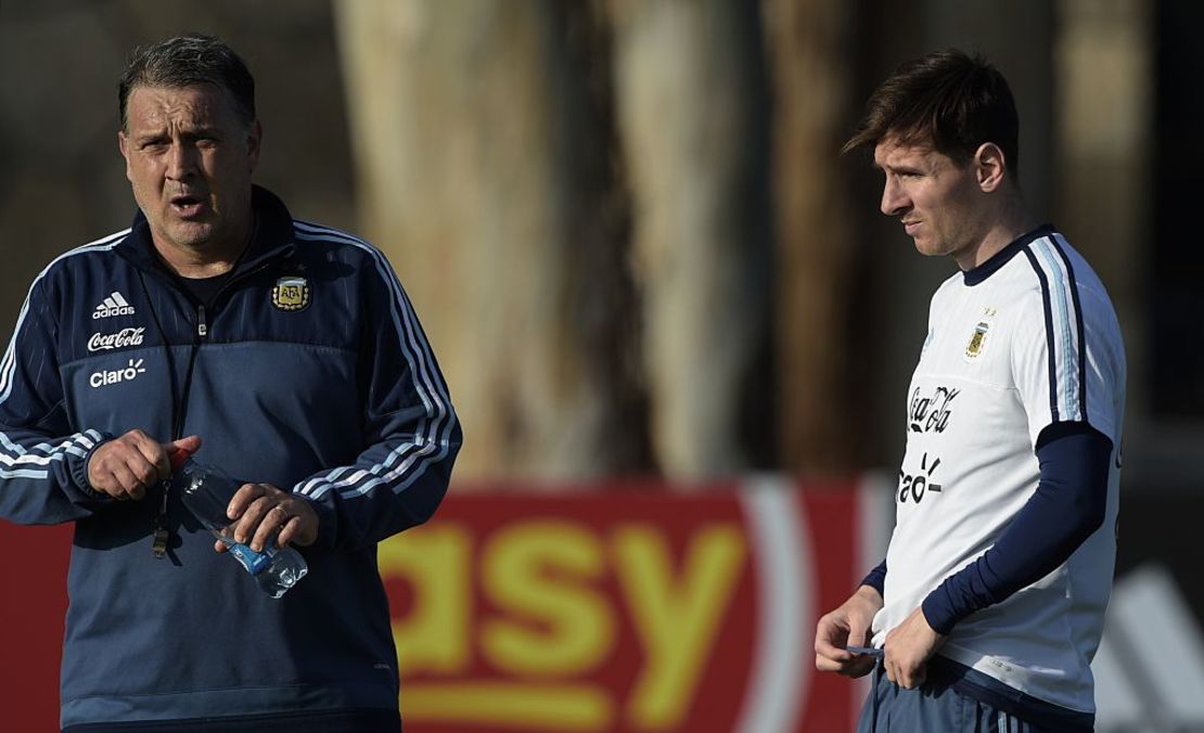 Gerardo Martino, hoy entrenador de México, junto a Lionel Messi, en momentos en que el "Tata" era técnico de la selección argentina.