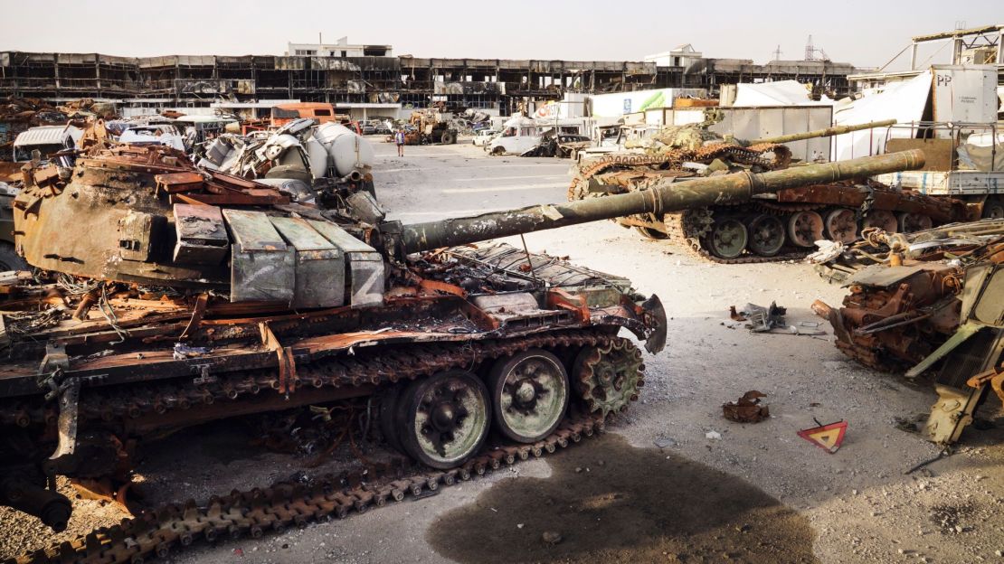 Esta fotografía tomada el 26 de agosto de 2022 muestra tanques rusos quemados en un vertedero improvisado en Mariúpol.
