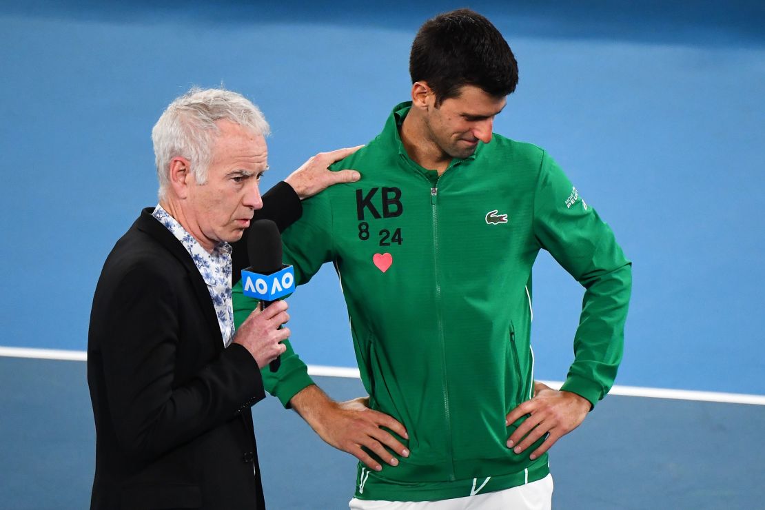 John McEnroe, ya retirado, consuela al serbio Novak Djokovic mientras habla de Kobe Bryant en el Abierto de Australia en Melbourne el 28 de enero de 2020.