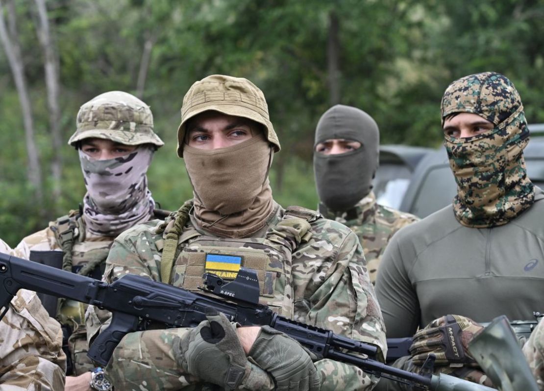 Nuevos del batallón de voluntarios chechenos Dzhokhar Dudayev participan en una sesión de entrenamiento en la región de Kyiv, Ucrania, el 27 de agosto de 2022.