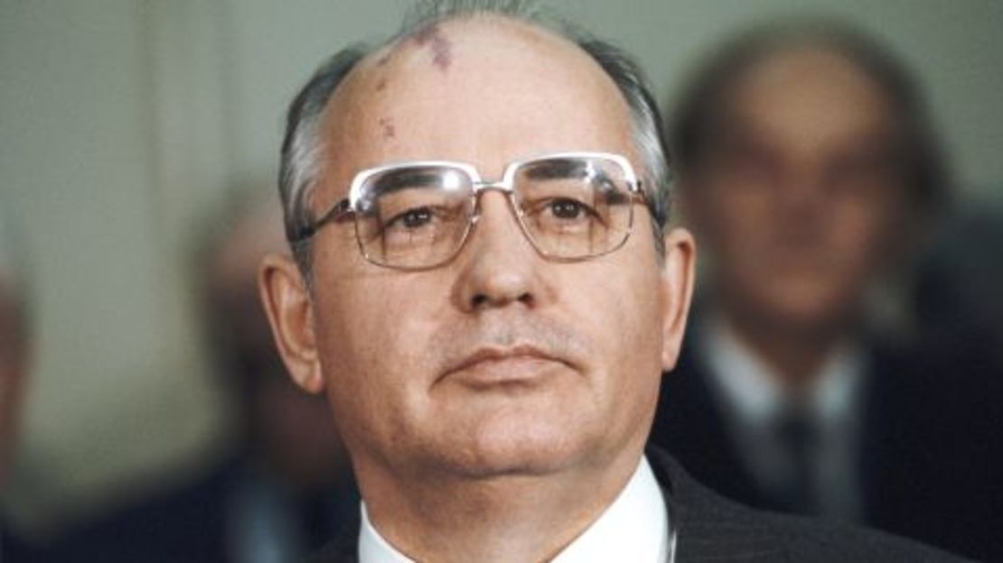 Mijaíl Gorbachov, visto en 1984, cuando era miembro del Politburó ruso y segundo en la fila del Kremlin.