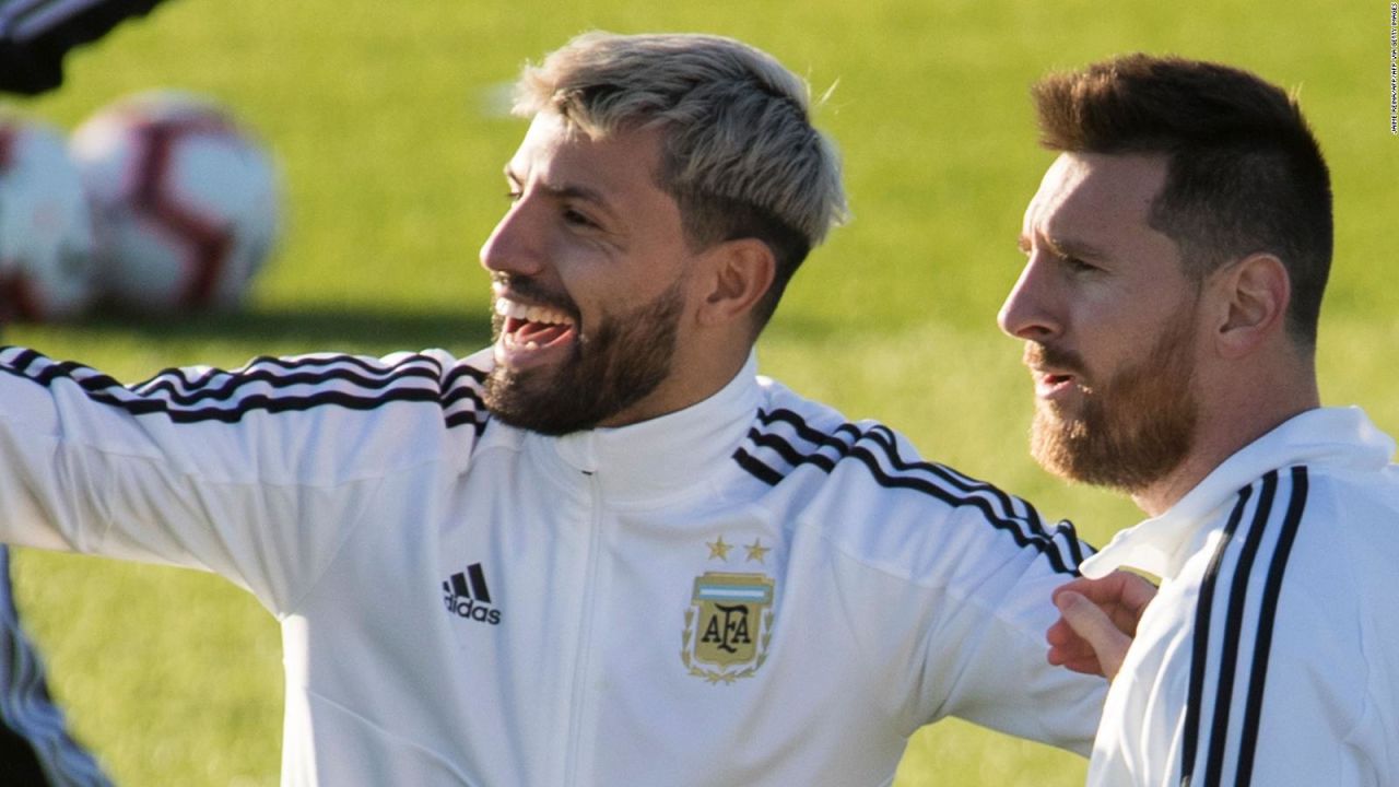 CNNE 1260444 - la reaccion del "kun" aguero cuando le salio la figurita de messi