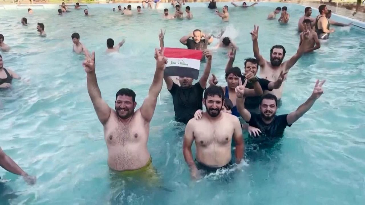 CNNE 1260463 - iraq- en las protestas, manifestantes saltaron a la piscina presidencial