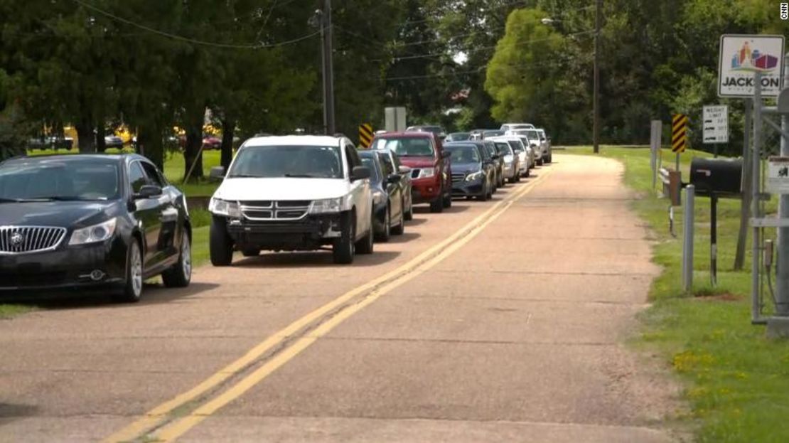 La gente hace fila para conseguir agua en Jackson, Mississippi, el 30 de agosto de 2022.