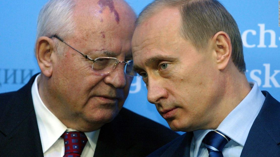 Putin habla con Gorbachov el 21 de diciembre de 2004.